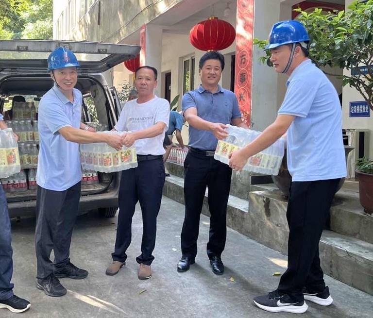 蔣科宏到商品混凝土公司開展高溫慰問(wèn) 蔣科宏到商品混凝土公司開展高溫慰問(wèn)